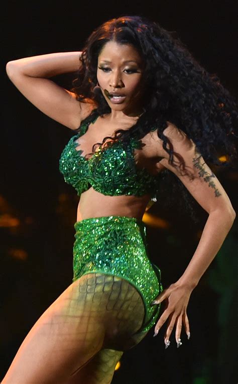 Nicki Minaj Twerks During Anaconda Performance Almost Suffers Wardrobe
