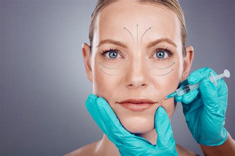 Wanita Potret Studio Dan Injeksi Pengisi Bibir Untuk Operasi Plastik