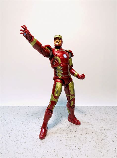 With over 20 points of articulation, the mark 7 collectible figure also comes with interchangeable accessories and led light features in the eyes and chest. Combo's Action Figure Review: Iron Man - Mark 43: Avengers ...