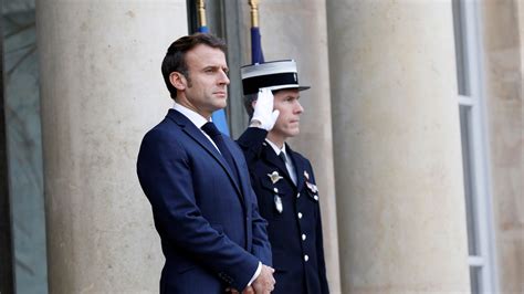 Un homme se faufile à lElysée pour demander du travail à Emmanuel Macron Vanity Fair