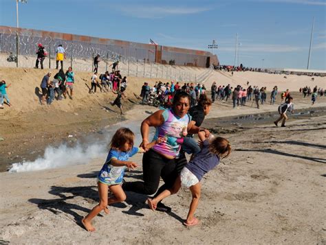Fotos Tijuana Un Centenar De Migrantes Trata De Cruzar La Frontera