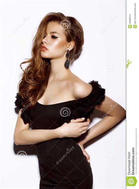 Bello Modello Di Moda Sensuale Della Donna In Vestito Nero Fotografia