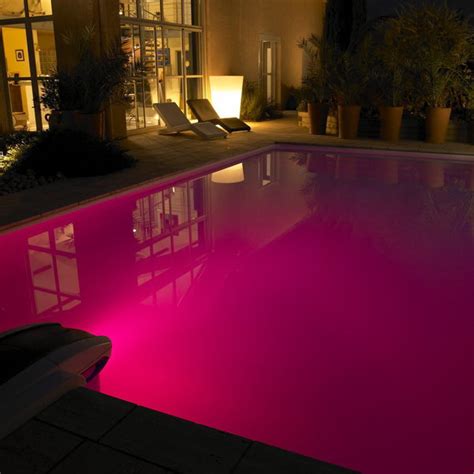 Avec le projecteur piscine, version halogène ou version led, transformez votre piscine desjoyaux en un puits de lumières et de couleurs. eclairage piscine desjoyaux