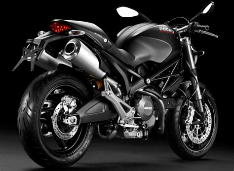 Delivering rigidity with minimal mass, the frame design is pure ducati in its ingenuity and. 2015 Ducati Monster 696 Tanıtımı | motorcular.com