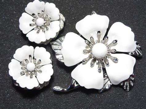 Sarah Coventry White Flower Brooch And Earrings By Darsjewelrybox