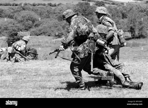 Soldaten Der Waffen Ss Ss In Der Normandie 1944 Stockfotografie Alamy