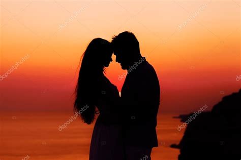 Силуэт влюбленной пары на закате стоковое фото ©osons163 32623311