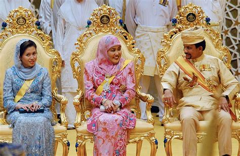 The current monarch, sultan sharafuddin idris shah ascended the throne on the death of his father, on 22 november 2001. Cyber Info: GAMBAR KELUARGA DIRAJA BRUNEI