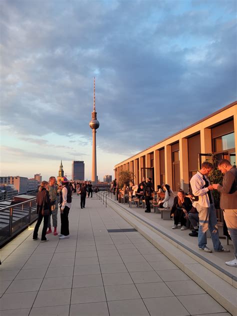 Auf der Dachterrasse des Humboldt Forums über Stadt blicken Mit