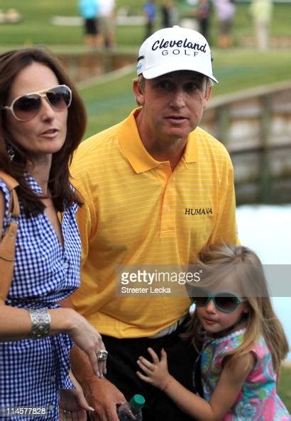 David Toms Is Embraced By His Daughter Anna And Wife Sonya After The