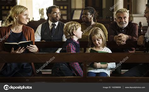 Gente Rezando En La Iglesia — Foto De Stock © Rawpixel 142096656