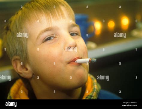 Kleiner Junge Raucht Eine Zigarette Stockfotografie Alamy