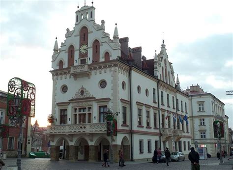 Atrakcje cieszące się największą popularnością w rzeszowie to szkoła spadochronowa omega i muzeum dobranocek. Rzeszów atrakcje, ciekawostki i zabytki Rzeszowa