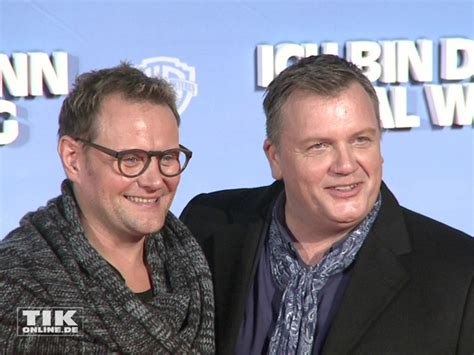 Darin fordert dieser als aufgebrachter marzahner kleingärtner , dass etwas gegen die wildschweinplage unternommen werden müsse. Hape Kerkeling feiert Kino-Premiere von „Ich bin dann mal ...