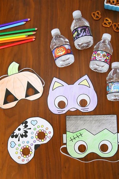 After getting lots of requests on my first mask tutorial for kids sizes i decided to do an updated tutorial with a bunch of different sizes including kids. 18 DIY Halloween Mask Crafts - How to Make Halloween Masks