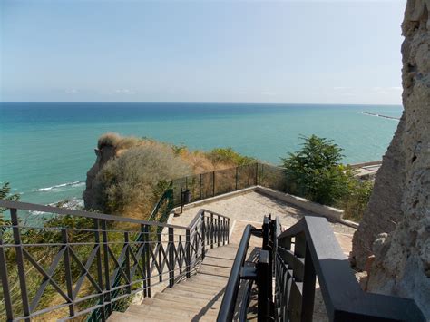 Now a small fishing port and a seaside resort, it was a major port from the 11th cent. A SPASSO PER ORTONA