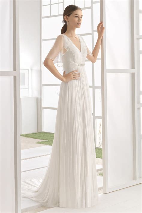 La storica firma dell'atelier di abiti da sposa gerardina spose, famosa a livello internazionale per il suo contributo creativo alla notorietà dell'alta moda sposa made in italy, sta presentando la. Rosa Clarà 2017: gli abiti da sposa della nuova collezione ...