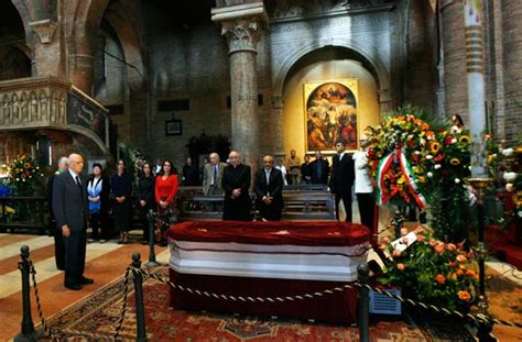 Es un actor chileno y actualmente desempeña el cargo de ministro presidente del consejo nacional de la cultura y las artes de chile. Italia se despide de Luciano Pavarotti con un funeral ...