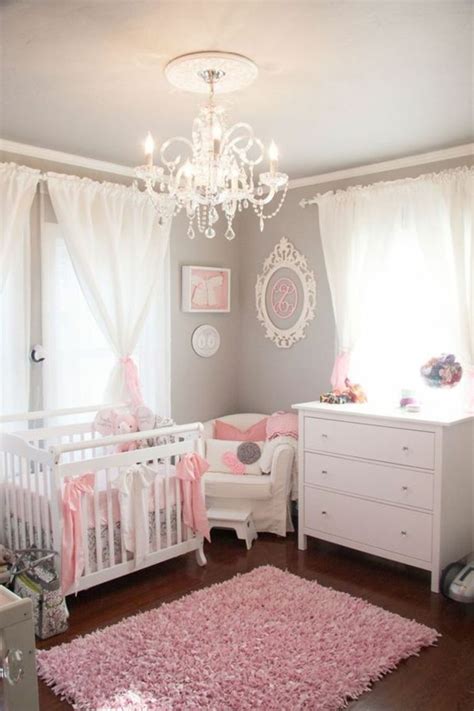 Mit verspielten motivtapeten und wandbildern bekommt das babyzimmer persönlichkeit. kinderzimmer einrichten ideen für baby mädchen rosa teppich im zentrum des zimmers d… | Ideen ...