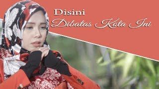Biar engkau mengerti perjalanan hidupku. Kunci Gitar Disini Di Batas Kota Ini Chord G - Vanny ...
