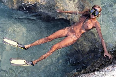 Nude Diving Girls