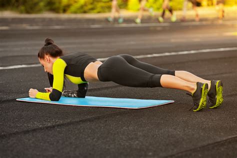 Amorcez la 2° flexion simultanée des 2 jambes décalées dès le contact au sol; 10 exercices gainage abdo : nos exemples pour bien se muscler