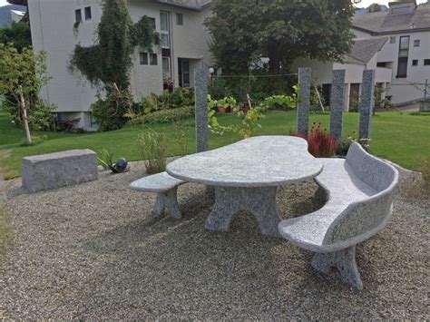 Steintisch feuerstelle garten steinbank findling granit schiefer gartenarchitektur natursteine kamine. Granittisch für den Garten, Natursteintisch