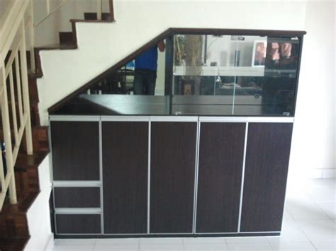 Untuk menciptakan ruang penyimpanan di bawah tangga, anda tidak perlu mengikuti kebiasaan dengan mengecatnya serupa dengan warna tangga. Zack Kabinet: Kabinet Bawah Tangga
