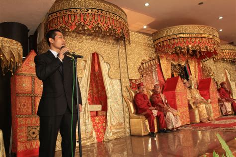 Susunan acara pernikahan yang lengkap beserta penjelasan secara rinci dari prosesi akad nikah hingga proses resepsi pernikahan. Contoh Sambutan Mempelai Pria - AHLI MENYUSUN NASKAH PIDATO