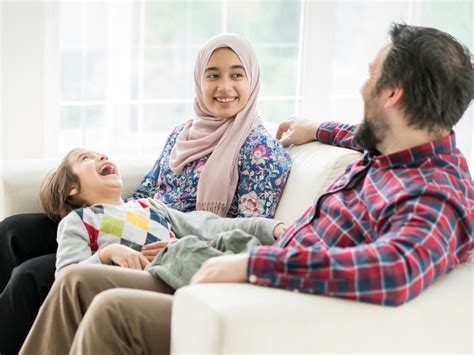 Jadikan anak yatim sebagai keluarga sendiri. Tips Komunikasi Keluarga Milenial | YDSF : YDSF