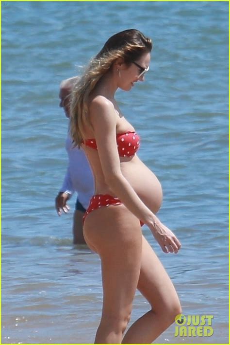 Pregnant Candice Swanepoel Flaunts Baby Bump In Bikini Daily Mail