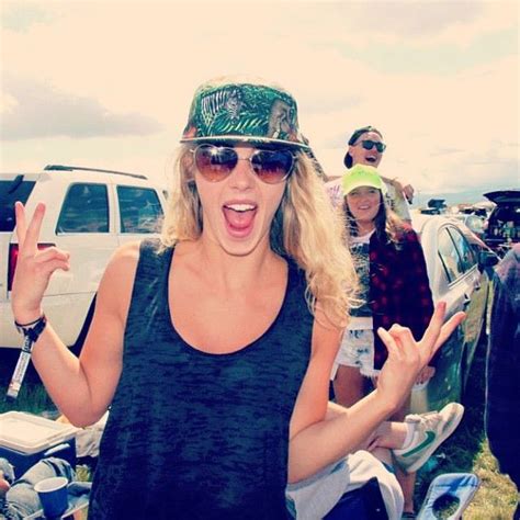 Made some emily icons from her new photoshoot because she looks stunning! Pin em Emily bett Rickards