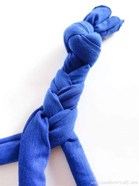 They shouldn't be allowed to ingest any a part of these toys! 5 Different DIY No-Sew T-Shirt Dog Toys - Sew Historically