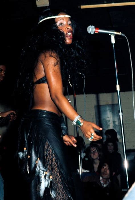 The Queen Of Funk Cool Pics Show Unique Styles Of Chaka Khan In