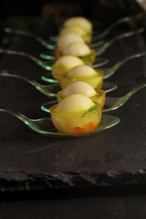 Oeufs de caille en gelée pour lapéritif de la veillée de Noël