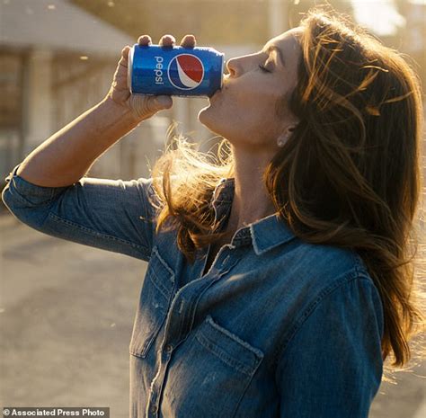 Cindy Crawford Recreates Super Bowl Ad 26 Years Later Daily Mail Online