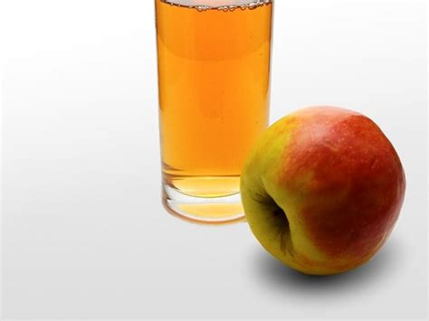 Trascorso questo tempo, filtrare il succo e farlo cuocere, a fiamma vivace, per una decina di minuti. Succo di mele: proprietà, calorie ricetta e controindicazioni
