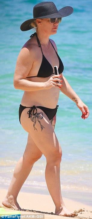 Jennie Garth In A Bikini During A Hawaiian Holiday With Her Fiance And Babes Daily Mail