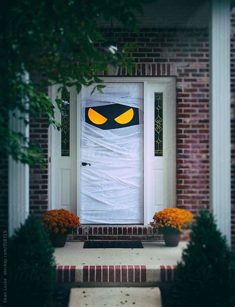 40 Cool Halloween Front Door Decor Ideas