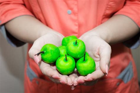 Les Jeunes Filles Remettent Tenir Petit Apple Vert Le Nutritionniste