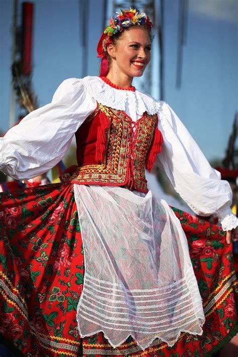 polonia cracóvia chica vistiendo el traje típico polish traditional costume polish dress