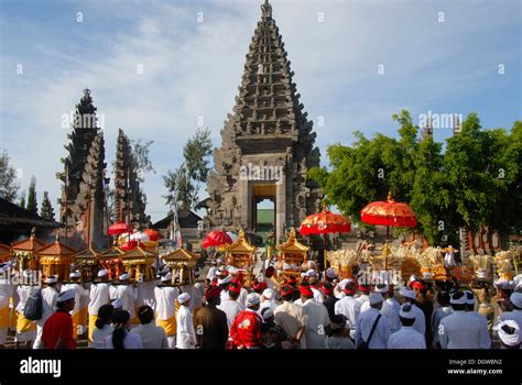 Balinese Hinduism Gathering Of Believers Ceremony Believers In Stock