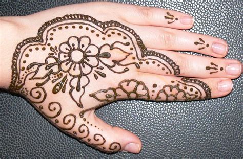 Gambar henna putih pengantin simple. √ 60+ Gambar Motif Henna Pengantin: Tangan dan Kaki yang ...