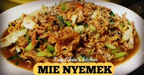Kamu juga bisa menambahkan taburan bubuk cabai bila menyukai rasa. Resep MIE NYEMEK ala LC oleh 'Lily Chan's kitchen - Cookpad