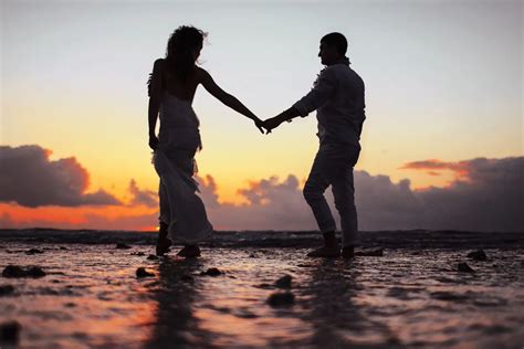 Casal Feliz 10 Atitudes Para Fortalecer A Amizade No Casamento