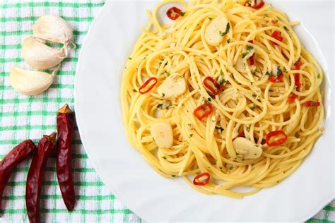 Alte percentuali le troviamo anche nel lievito, nel latte, nei funghi, nel cacao, nelle noci e nel tuorlo d'uovo. Cibi ricchi di triptofano per ridurre lo stress post ...