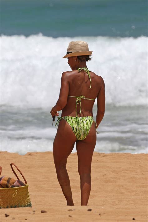 Jada Pinkett Smith In Bikini On The Beach In Hawaii 07242015 Hawtcelebs
