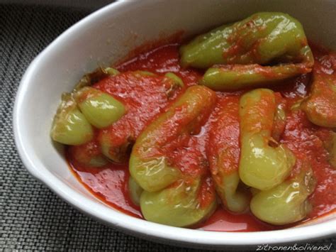 Gebratene grüne Paprika in Tomatensauce Zitronen Olivenöl