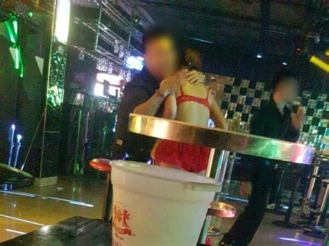 Xin thông tin vài quán karaoke tay vịn ở bình dương. Cà phê, karaoke "tay vịn" có bị coi là mua bán dâm không?