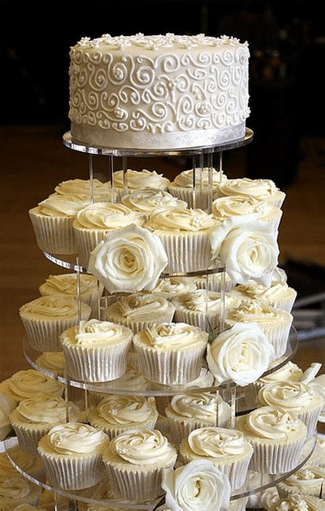 Raspaw Wedding Cake With Cupcakes Around